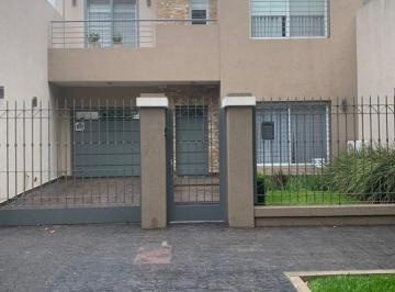 Casa · 230m² · 9 Ambientes · 3 Cocheras · Casa Chalet en Venta en Banfield, Lomas de Zamora, G. B. a. Zona Sur