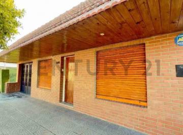 Casa · 138m² · 4 Ambientes · Casa en Venta en La Plata de Dos Dorm. con Cochera y Quincho