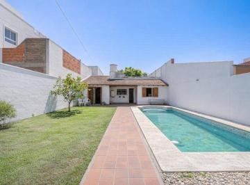 Casa · 281m² · 4 Ambientes · 1 Cochera · Venta Casa 4 Amb. Villa Luzuriaga Pileta Quincho