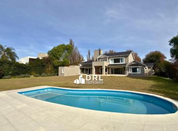 Casa · 1871m² · 3 Dormitorios · 3 Cocheras · Casa en Venta en Las Delicias