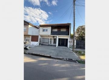 Casa · 140m² · 4 Ambientes · 1 Cochera · Casa en Alquiler en Ramos Mejia