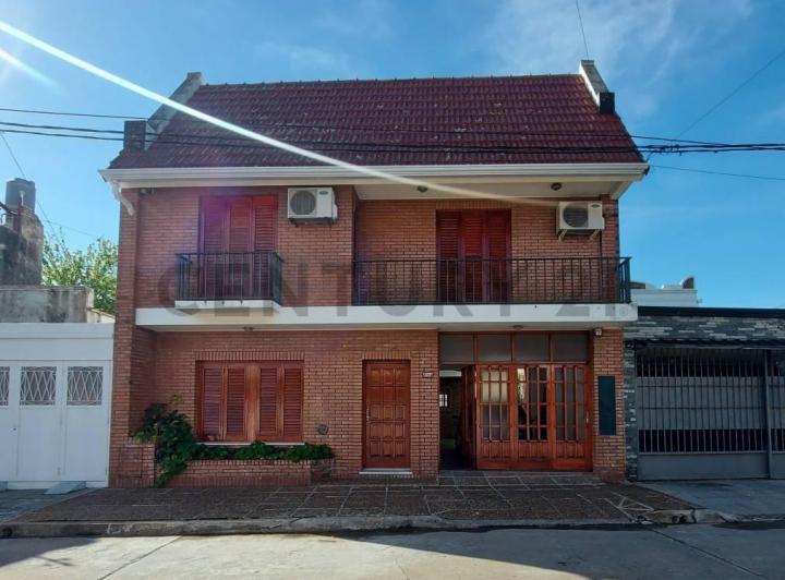 Casa · 266m² · 8 Ambientes · 1 Cochera