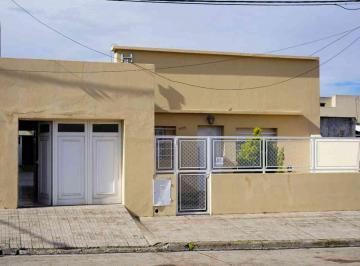 Casa · 135m² · 3 Ambientes · 1 Cochera · Casa 2 Dorm. con Quincho y Parque