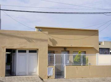 Casa · 135m² · 3 Ambientes · 1 Cochera · Casa 2 Dorm., Quincho y Parque Apta Credito