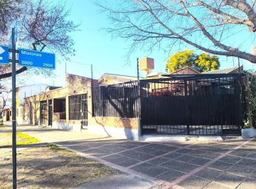 Casa · 200m² · 8 Ambientes · Casa 3 Dorm. con Quincho y Pileta en Sexta Sección.