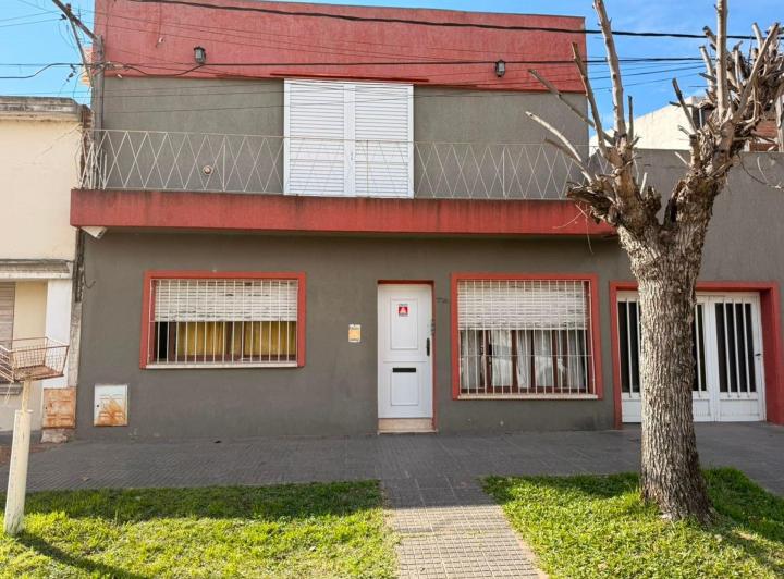 Casa · 220m² · 6 Ambientes · 2 Cocheras