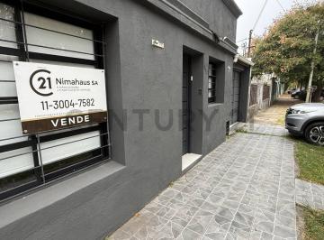 Casa · 130m² · 4 Ambientes · 1 Cochera · Venta de Casa Moderna 4 Ambientes con Patio y Garaje - Desocupada