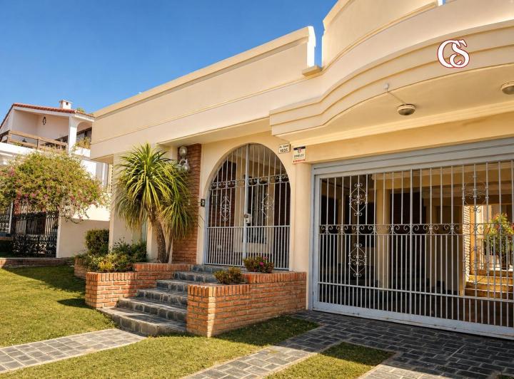 Casa · 300m² · 5 Ambientes · 2 Cocheras