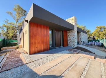 Casa · 155m² · 4 Ambientes · 3 Cocheras · Casa a Estrenar en Venta en Santa Clara - Oportunidad