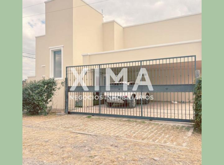 Casa · 872m² · 3 Dormitorios · 2 Cocheras
