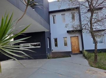 Casa · 320m² · 7 Ambientes · 2 Cocheras · Casa en Barrio Privado