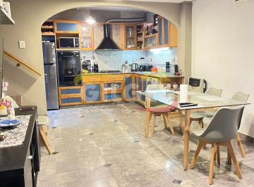 Casa · 70m² · 3 Ambientes · 1 Cochera · Venta de Casa 3 Amb. en Ramos Mejia - Excelente Estado y Ubicación