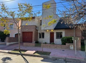 Casa · 210m² · 4 Ambientes · 2 Cocheras · Venta Casa 3 Dorm en San Salvador Apto Credito