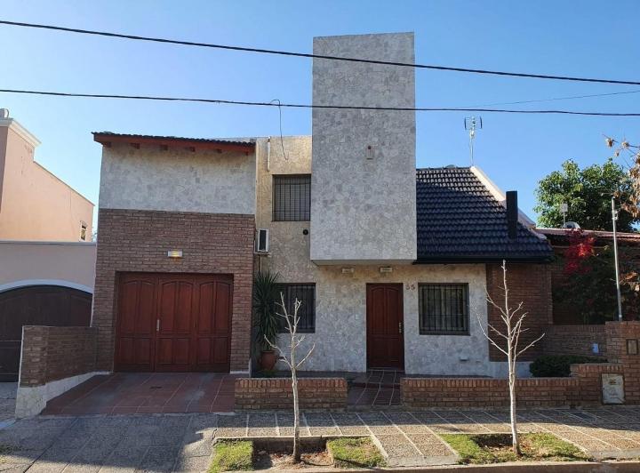 Casa · 210m² · 4 Ambientes · 2 Cocheras