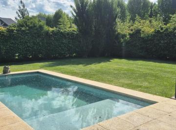 Casa · 122m² · 4 Ambientes · 3 Cocheras · Alquiler El Recodo