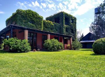Casa · 246m² · 5 Ambientes · Venta Casa de Campo con Pileta y Granero - Manzanares, Pilar