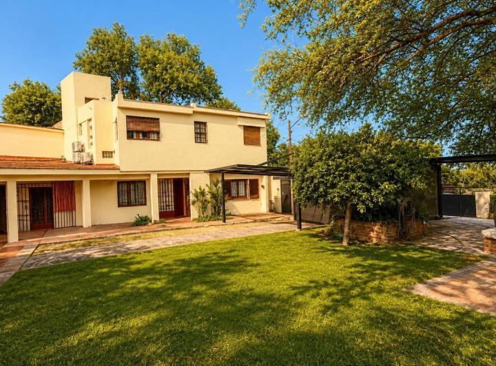 Casa · 252m² · 8 Ambientes · 2 Cocheras