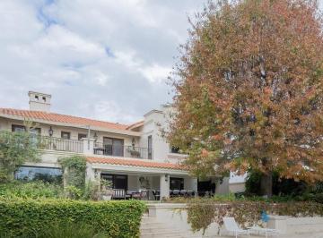 Casa · 550m² · 8 Ambientes · Casa en Venta en Boating, San Isidro, G. B. a. Zona Norte