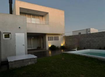 Casa · 205m² · 6 Ambientes · 1 Cochera · Venta Casa 5 Dorm. con Pileta