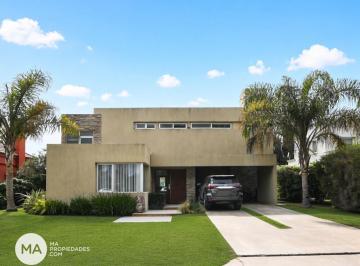 Casa · 280m² · 8 Ambientes · 4 Cocheras · Venta | Casa de 3 Dorm. Estudio en Country Rosario Golf