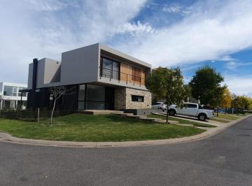 Casa · 260m² · 5 Ambientes · 2 Cocheras · 4 Dorm. - 3 Baños - Master Suite - Imperdible!.