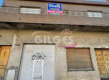Casa · 220m² · 4 Ambientes · 1 Cochera · Venta Casa 2 Plantas en San Justo Sobre Lote de 10x26 m² con Local, Cochera Cubierta y Fondo Libre