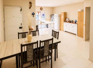 Casa · 140m² · 3 Ambientes · 2 Cocheras · Venta Hermosa Casa en Las Heras con Piscina