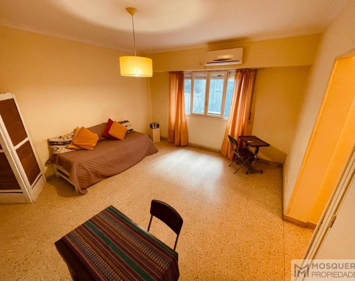 Excelente departamento de 1 ambiente, luminoso y al interior, ubicado en un 5to piso, en la privilegiada zona de Plaza Colón