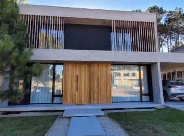 Casa · 237m² · 4 Dormitorios · 1 Cochera · Venta y Alquiler Temporada 2027 Casa en Barrio Pioneros