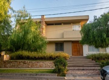 Casa · 410m² · 7 Ambientes · 2 Cocheras · Hermosa Casa en Venta en La Puntilla, Excelente Ubicación en Lujan de Cuyo.