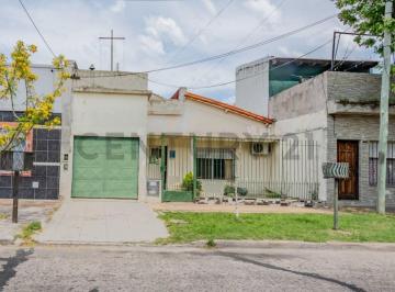 Casa · 92m² · 2 Ambientes · 1 Cochera · Casa en Venta en Wilde | Lote Propio, Jardín, Cochera y Terraza | Usd 70.000