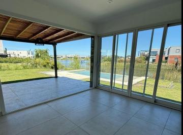 Casa · 173m² · 5 Ambientes · 6 Cocheras · Casa en Venta Al Lago Cuatro Dorm.