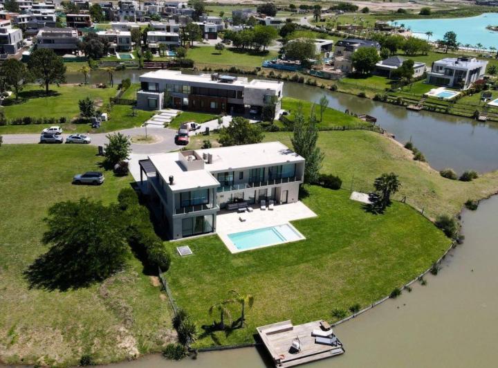 Casa · 430m² · 5 Ambientes · 3 Cocheras
