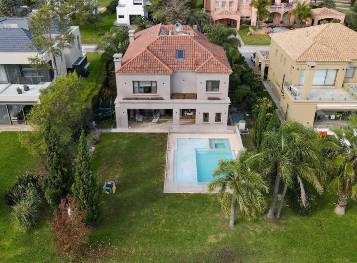 Casa · 400m² · 5 Ambientes · 6 Cocheras