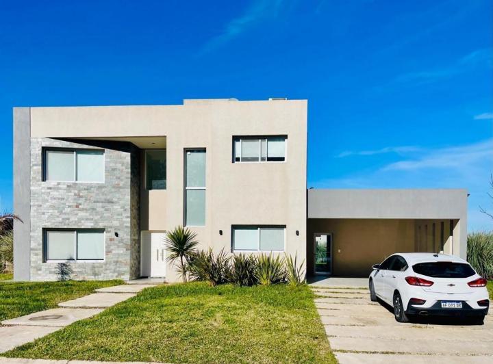 Casa · 220m² · 5 Ambientes · 6 Cocheras