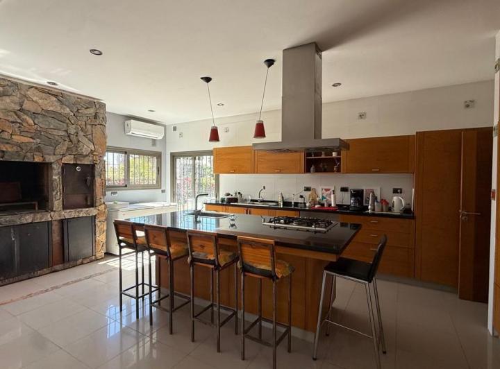 Casa · 200m² · 5 Ambientes · 2 Cocheras