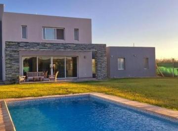 Casa · 395m² · 4 Dormitorios · 3 Cocheras · Casa en Rawson