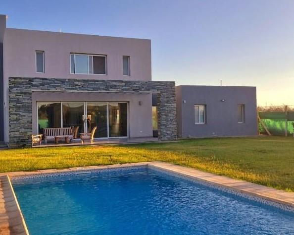Casa · 395m² · 4 Dormitorios · 3 Cocheras
