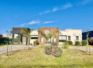 Casa · 173m² · 5 Ambientes · Casa en Venta en La Cesarina