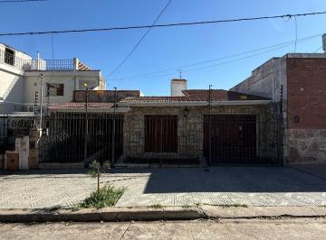 Casa · 170m² · 7 Ambientes · 1 Cochera · Casa en Venta de 3 Dorm. con Pileta y Galería - Impecable Estado