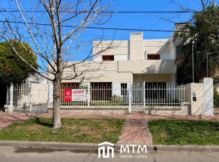 Casa · 216m² · 5 Dormitorios · 4 Cocheras