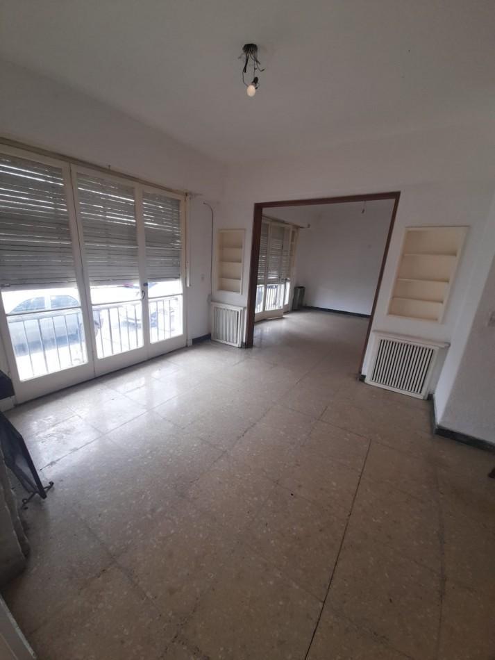 Alquiler 24 meses casa de 2 plantas. Cuenta con hall de recepcion. amplio living comedor.
