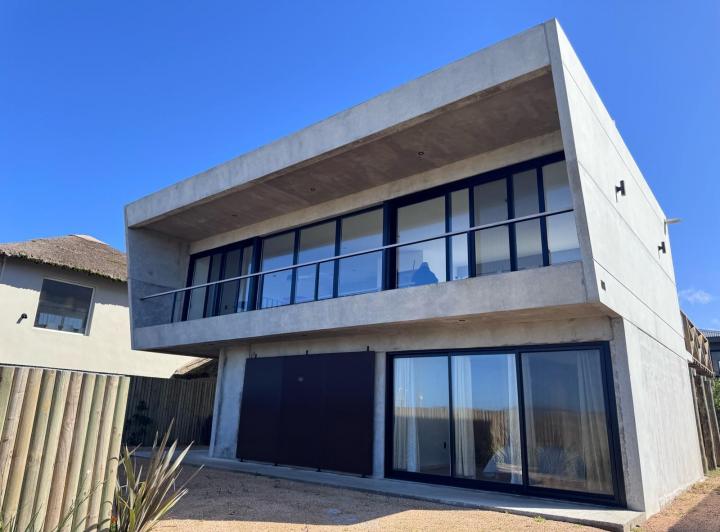 Casa · 10m² · 2 Ambientes · 2 Cocheras