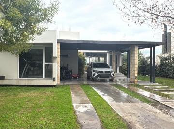 Casa · 196m² · 5 Ambientes · 1 Cochera · Venta Casa 4 Dormi Pileta - Bº La Zagala - Neuquén Capital