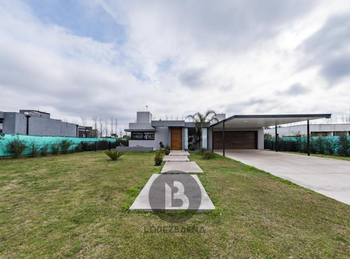 Casa · 300m² · 2 Dormitorios · 4 Cocheras