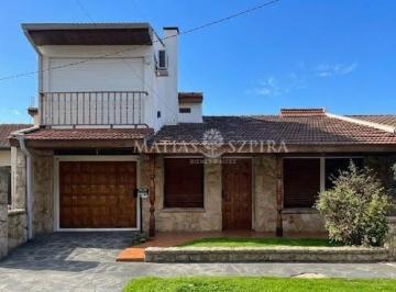 Casa · 136m² · 5 Ambientes · 1 Cochera · Casa Ituzaingo Norte Muy Buen Estado a Modernizar
