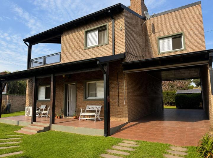 Casa · 156m² · 8 Ambientes · 2 Cocheras