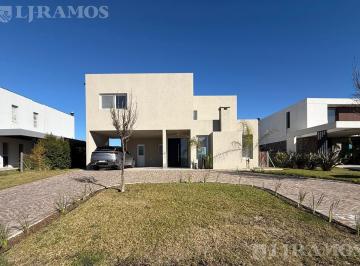 Casa · 63m² · 4 Ambientes · 4 Cocheras · Casa en Alquiler Barrio Costas Puertos Escobar