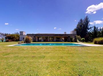 Casa · 202m² · 4 Ambientes · 4 Cocheras · Casa en Venta en Campos de Roca