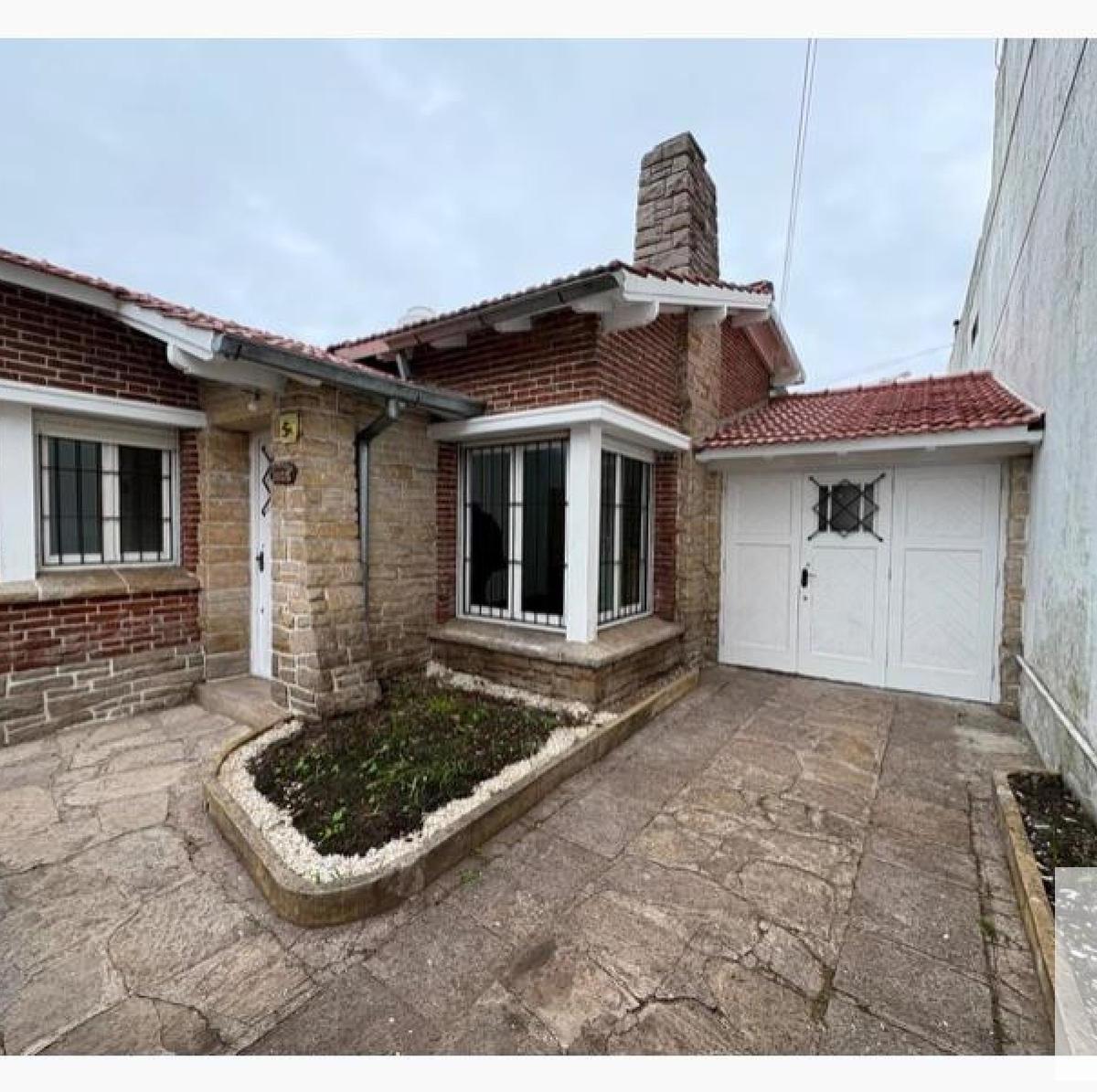 Casa de 2 Dormitorios 2 Baños en venta sobre calle 3 de Febrero